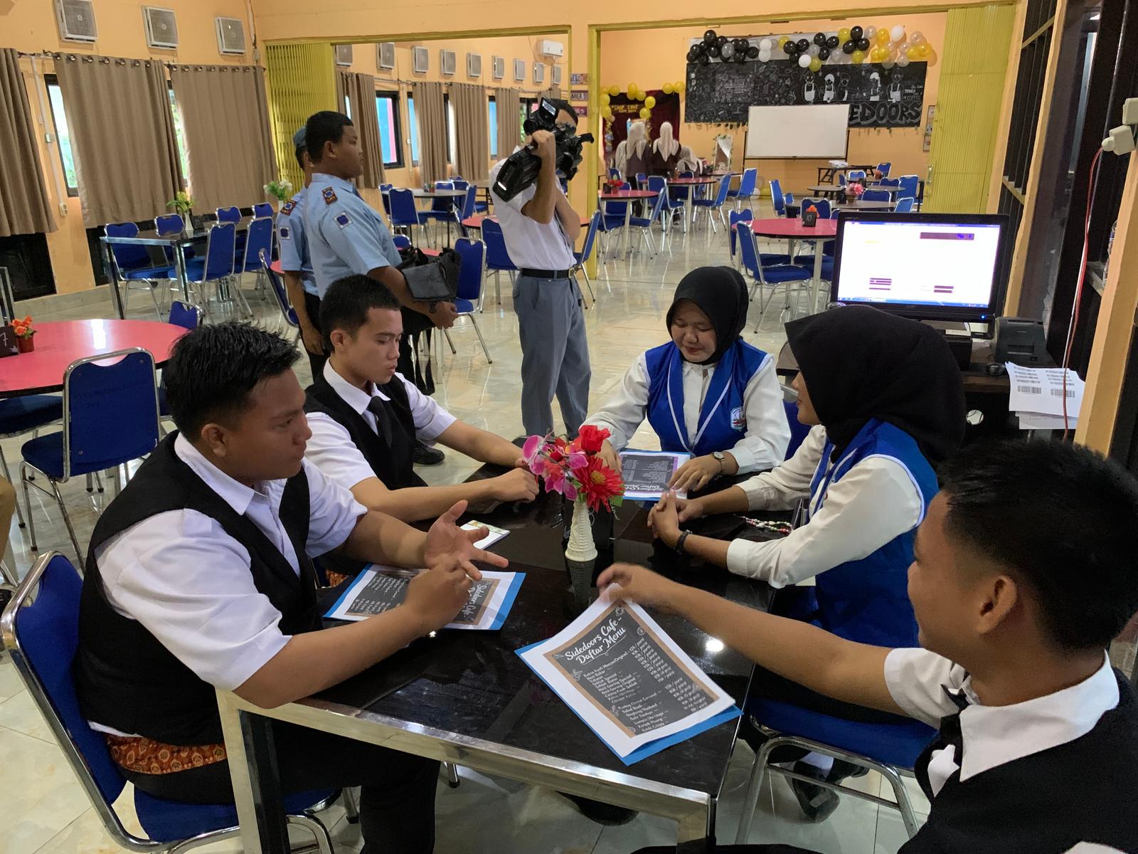 Gambar 3 - Selamat Datang Siswa Dan Siswi SMP SE-Kabupaten Lahat Di Side Doors Cafe Kuliner SMK Negeri 2 Lahat 😃😍